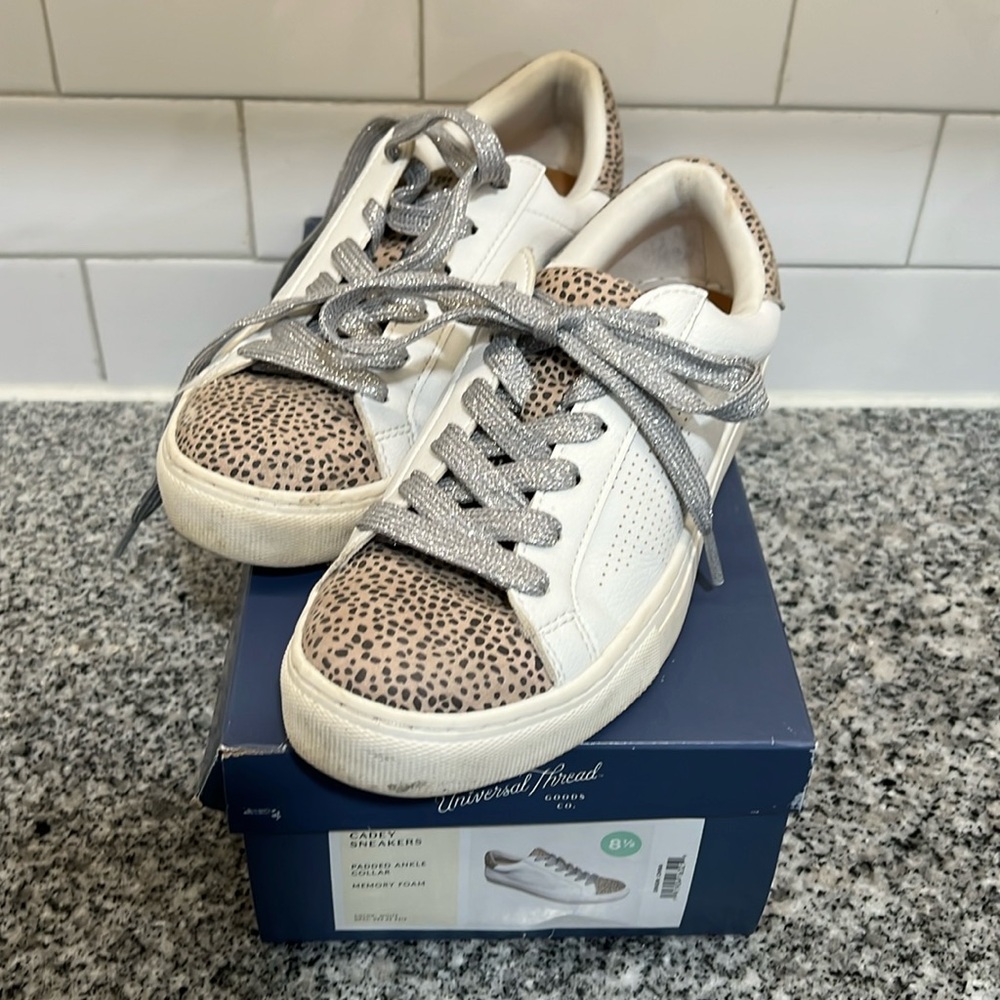 Women’s Universal Thread Sneakers Size 8.5